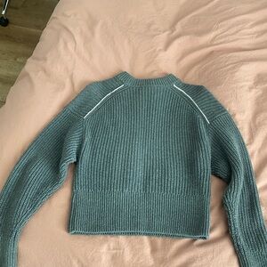 Grey Everlane sweater with white piping on back shoulders